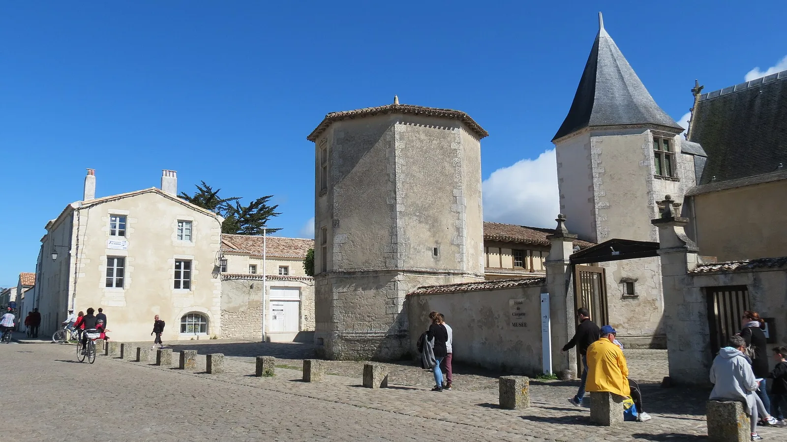 Ancienne abbaye, dénommée aussi ancien château des Seigneurs de Rhé ou ancien hôtel de Clerjotte
