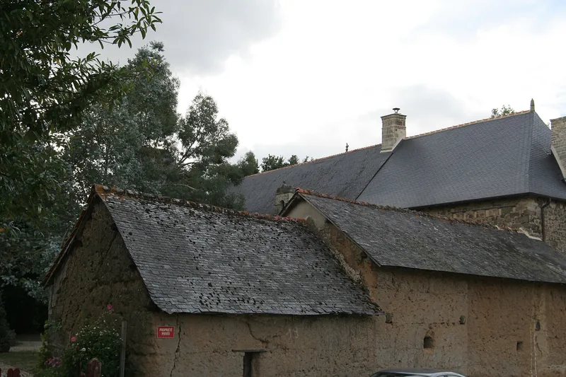 Manoir situé dans le bourg
