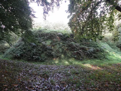 Motte féodale et camp de Lesquellen