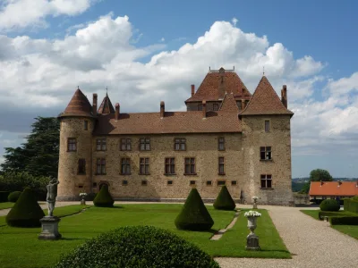 Remparts et restes du château