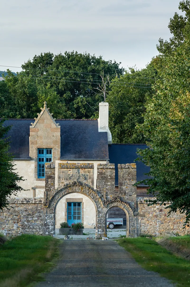 Restes du château de la Dobiais